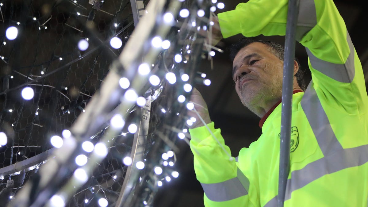 Revelionul reîntors în White Plains, cu festivități și bucurie După doi ani de absență cauzată de pandemia de COVID-19, celebrul Ball Drop de Revelion din White Plains s-a întors în forță, atrăgând sute de oameni dornici să celebreze începutul anului 2026