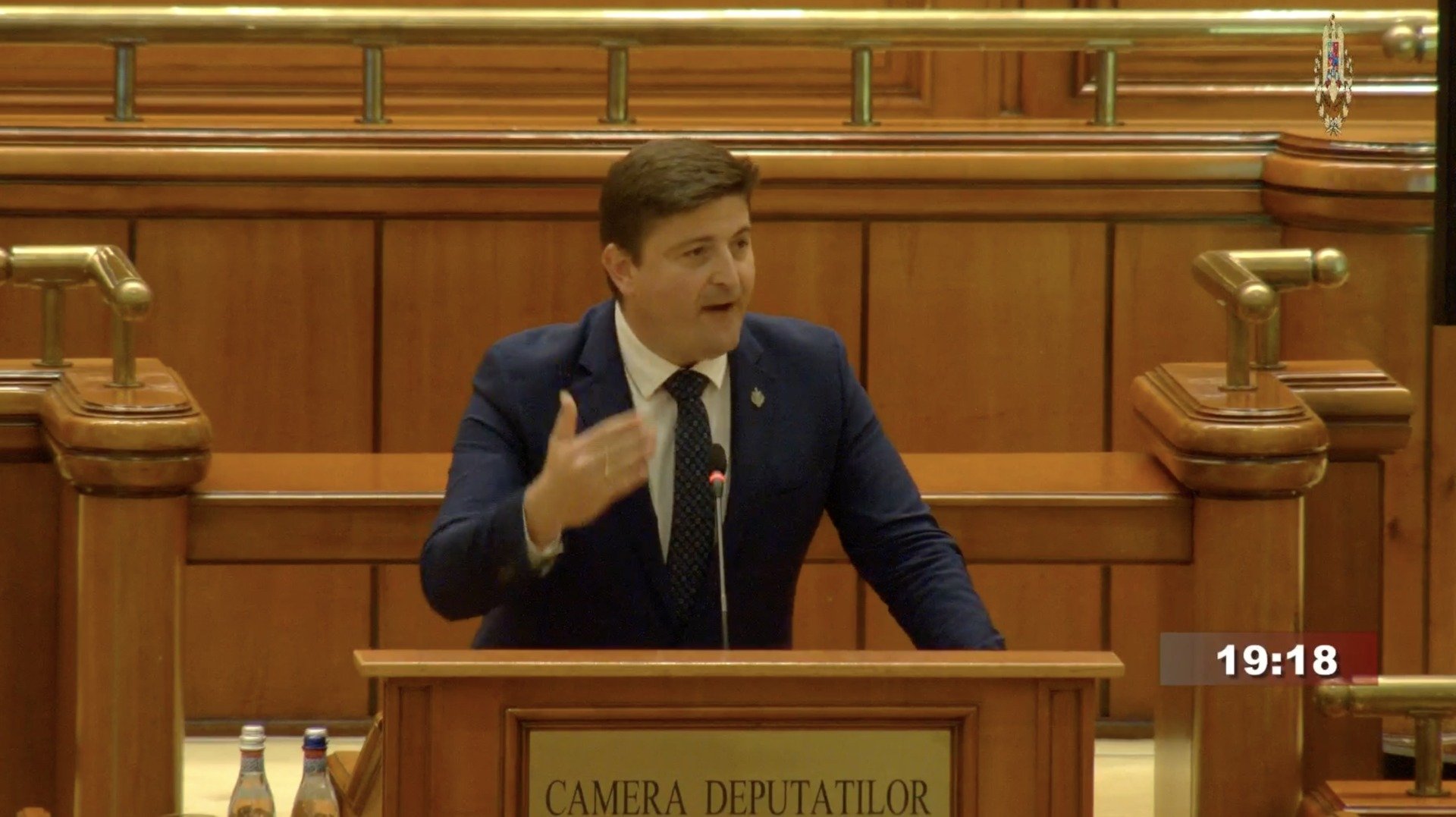 Deputatul USR, Alexandru Dimitriu, a anunțat recent că va depune cerere pentru încetarea mandatelor a patru judecători ai Curții Constituționale a României (CCR), care sunt acuzați de a boicota ședințele și de a bloca o decizie în privința proiectului de eliminare a pensiilor speciale