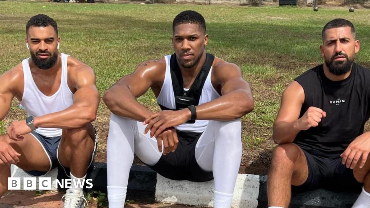 Tragedie în lumea boxului: Anthony Joshua pierde două persoane dragi Anthony Joshua se confruntă cu o pierdere devastatoare, după ce a fost informat că și-a pierdut doi prieteni apropiați, printre care și pe antrenorul său de multă vreme, Ghami