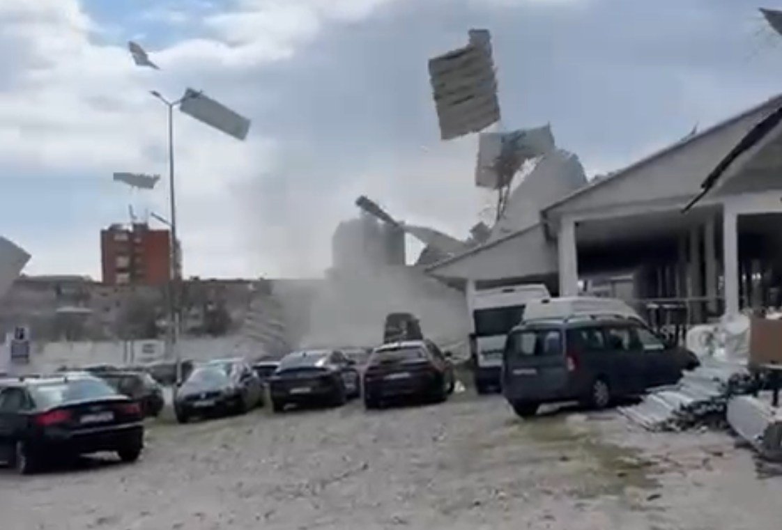 Vânt puternic lovește Brașovul: acoperişuri distruse