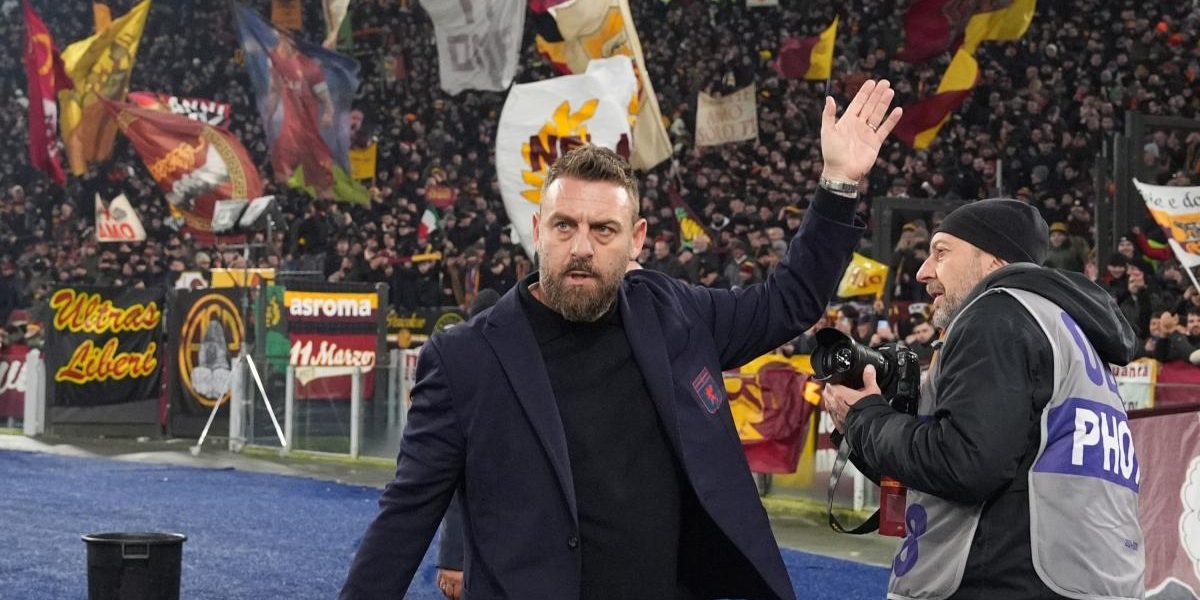 Roma-Genoa, De Rossi: l'accoglienza dello stadio Olimpico con cori, striscioni e video