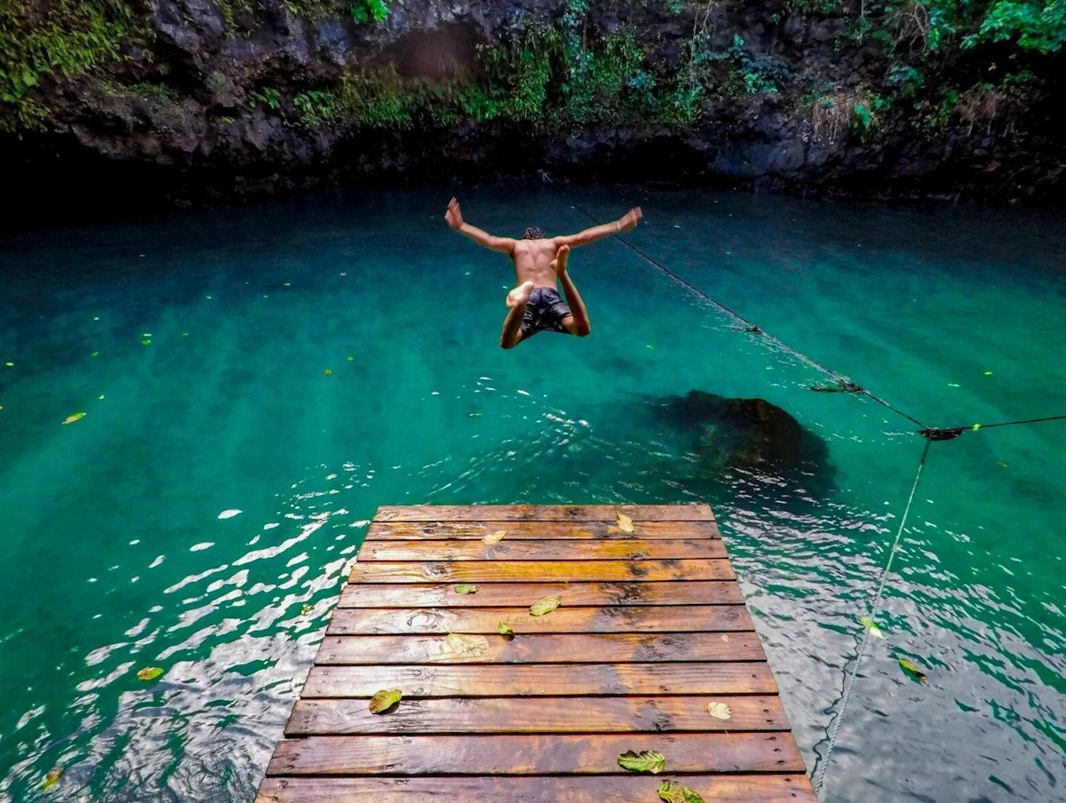 Samoa, prima țară care sărbătorește Anul Nou, în contrast cu American Samoa Samoa este cunoscută drept prima țară din lume care întâmpină Anul Nou, o distincție ce îi permite să fie în centrul atenției la începutul fiecărui an
