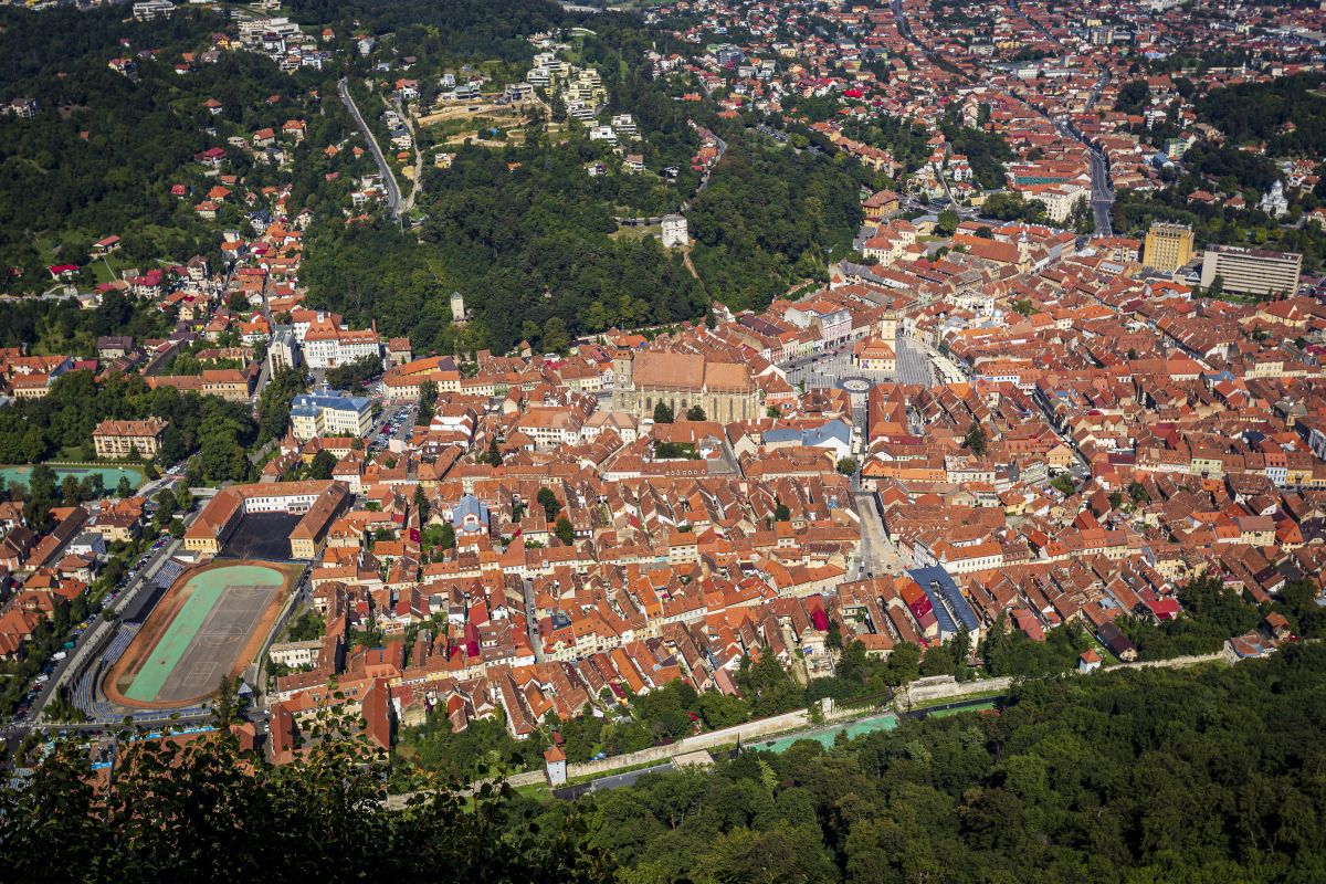 Mugurel Buga revine în atenția fotbalului românesc la Turneul Legendelor din Brașov Mugurel „Pele” Buga, 48 de ani, a fost o prezență deosebită la Turneul Legendelor desfășurat la Brașov, unde și-a amintit cu nostalgie de momentele de glorie din cariera sa