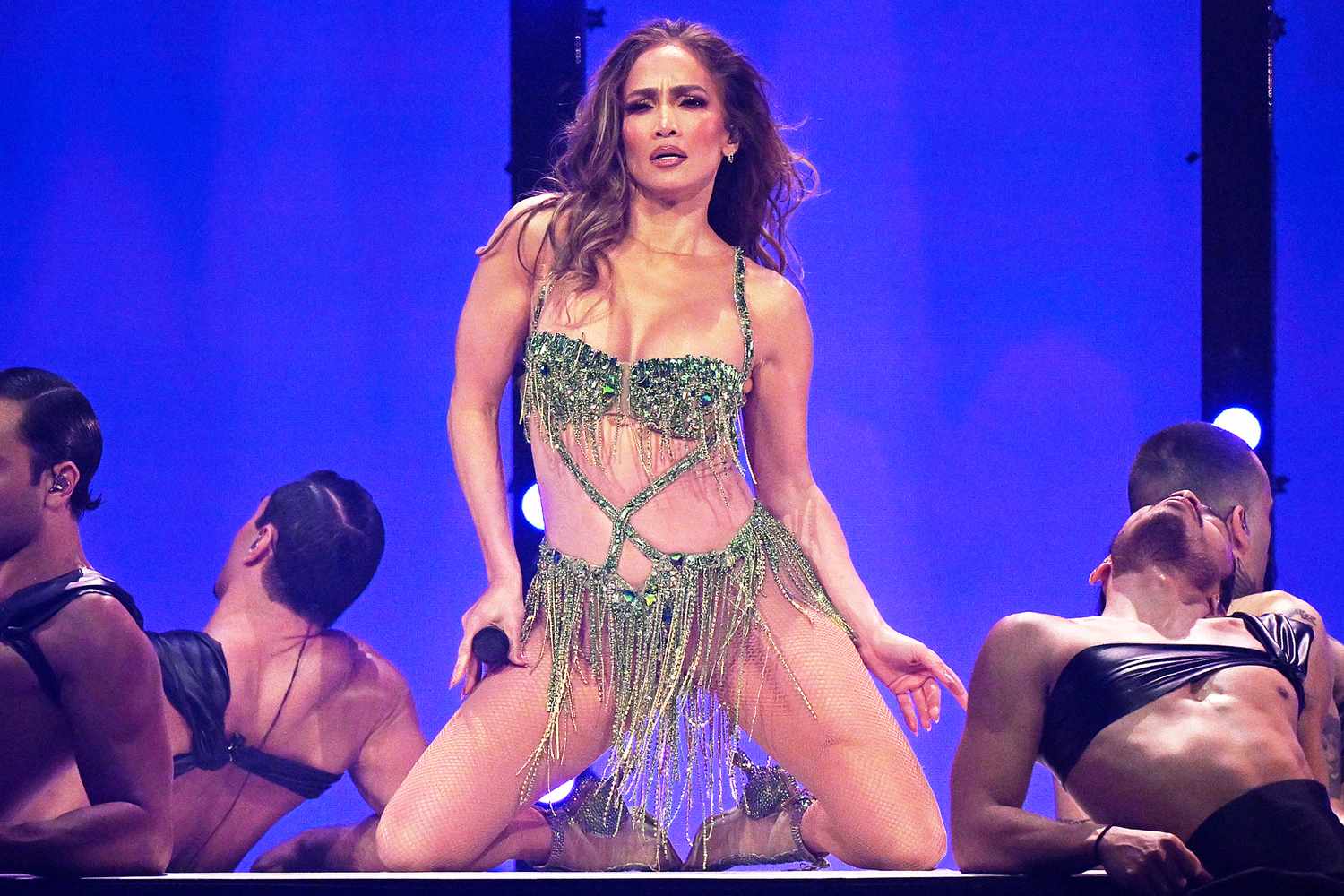 Jennifer Lopez răspunde criticilor legate de stilul său vestimentar la debutul rezidenței din Las Vegas Jennifer Lopez a demonstrat din nou că nu se lasă afectată de criticile venite din partea internetului, adresându-se fanilor săi în timpul primei reprezentații din noua sa rezidență din Las Vegas, intitulată „Up All Night Live”