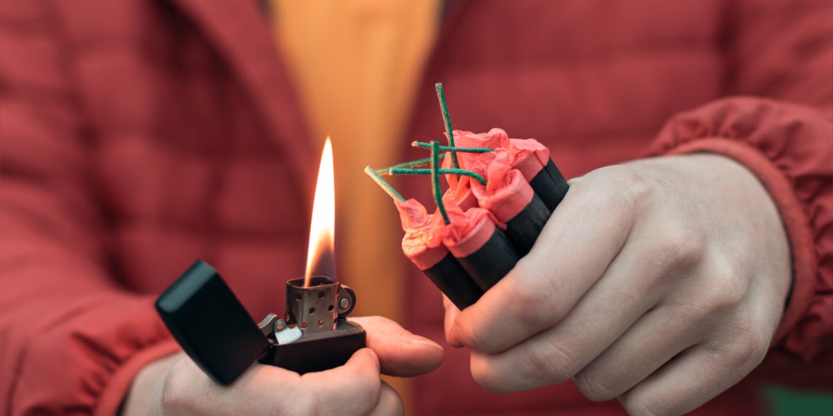 Românii care folosesc de Revelion petarde și artificii interzise riscă închisoarea