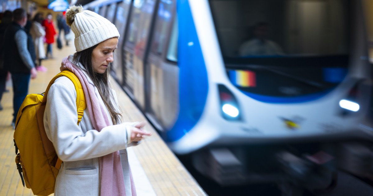 Program special pentru transportul public de Revelion în București Bucureștenii care aleg transportul public pentru a celebra trecerea dintre ani vor avea parte de un program adaptat
