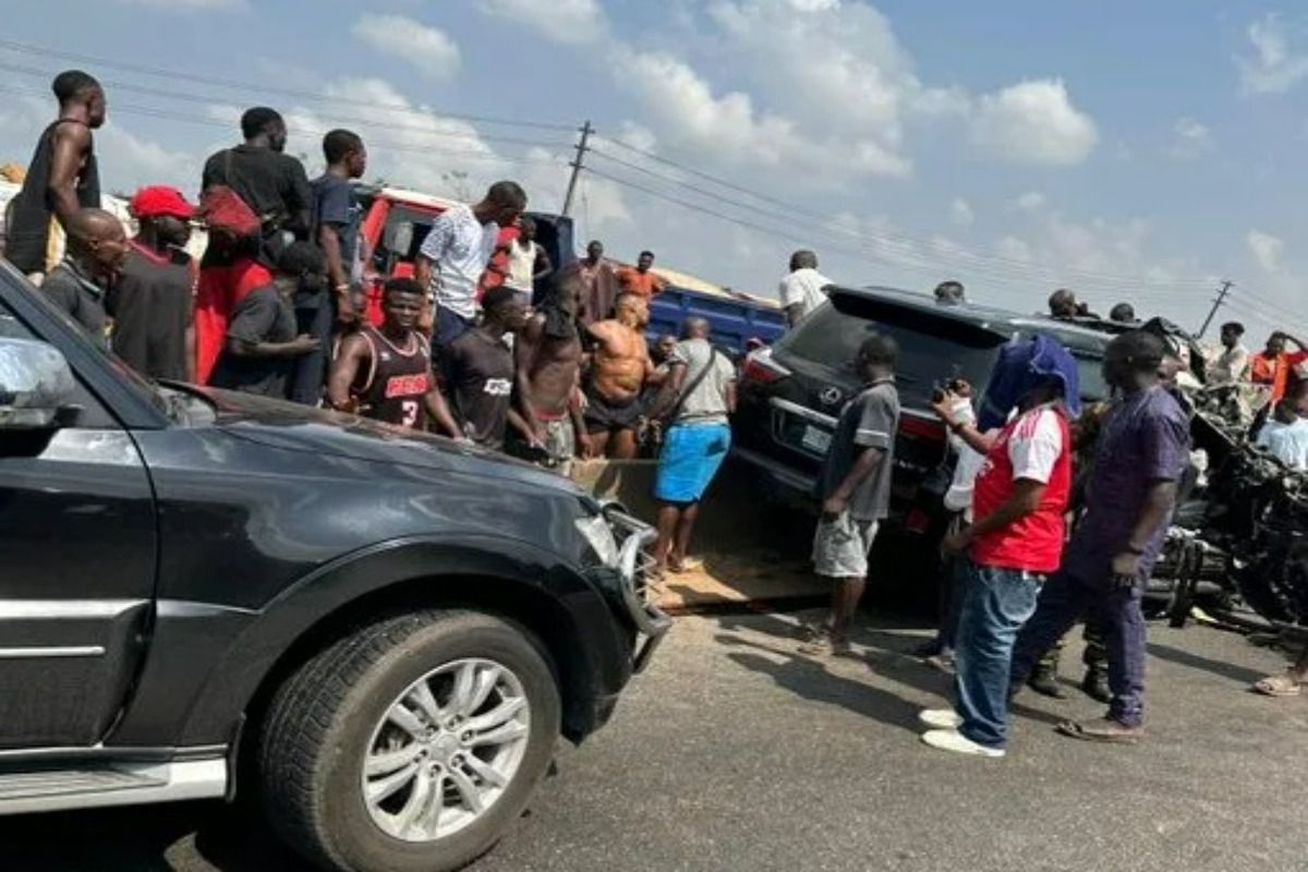 Accident rutier tragic pentru Anthony Joshua în Nigeria: Două vieți pierdute Boxerul britanic Anthony Joshua a fost implicat într-un accident rutier grav în Nigeria, în care două persoane au murit