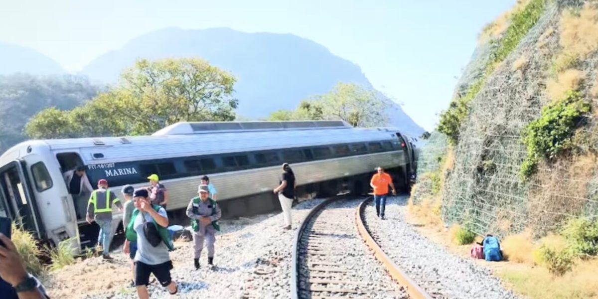 Tren-deraiat-in-Mexic-scaled.jpg - NewsFactor