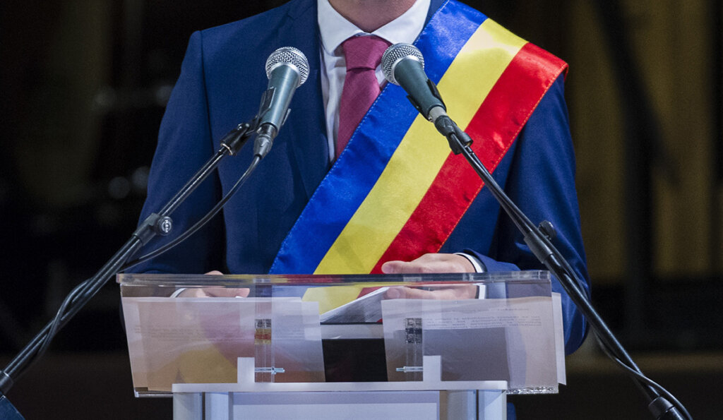 primar-banderola-investire-tricolor-administratie.jpg - NewsFactor