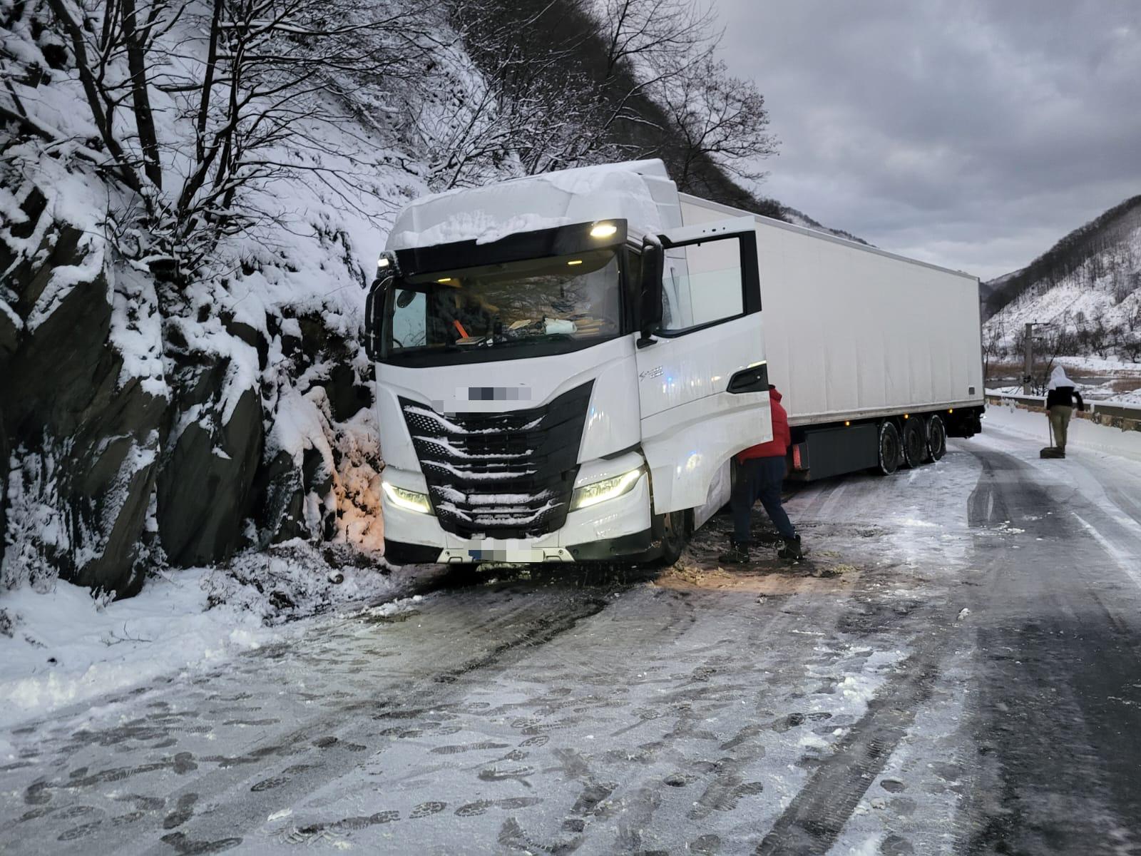 Ninsori abundente, circulație grea pe Valea Oltului