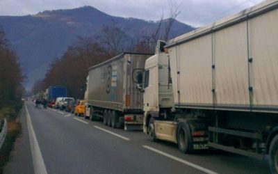 valea-oltului-camioane-trafic-masini.jpg - NewsFactor
