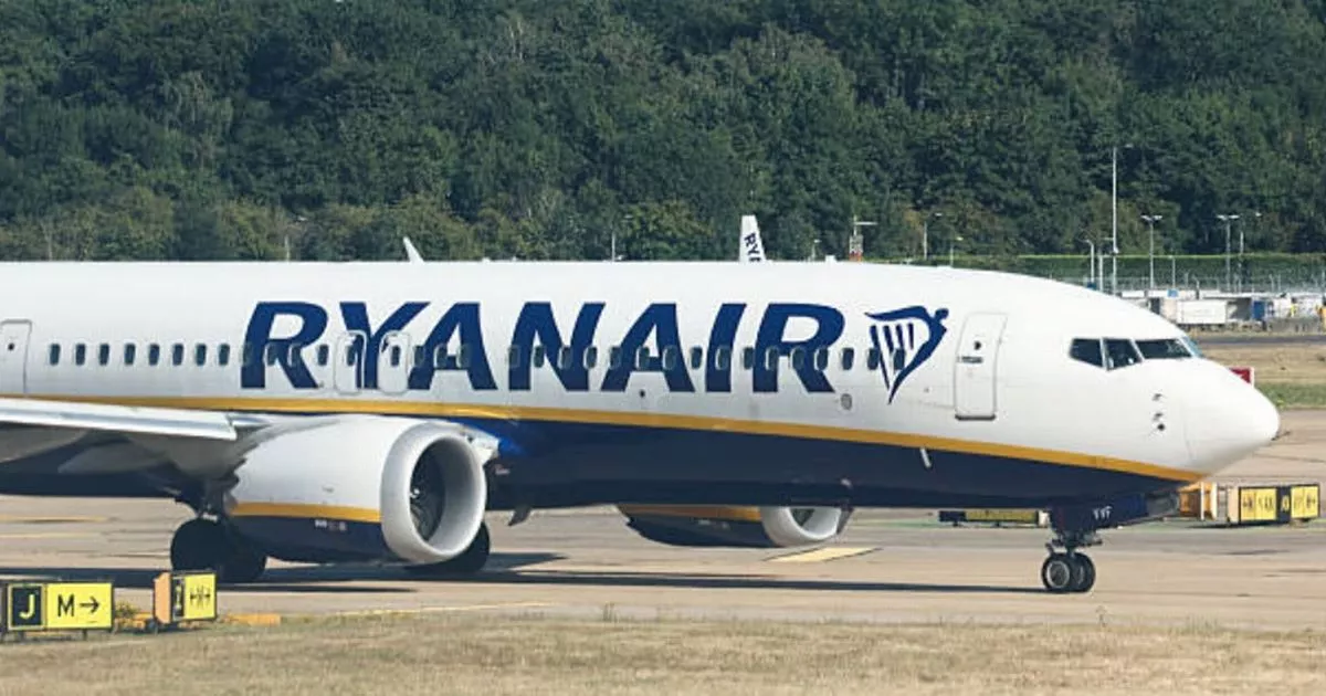 „Pasager Ryanair aruncat din scaun în turbulențe devastatoare la 10.600m”
