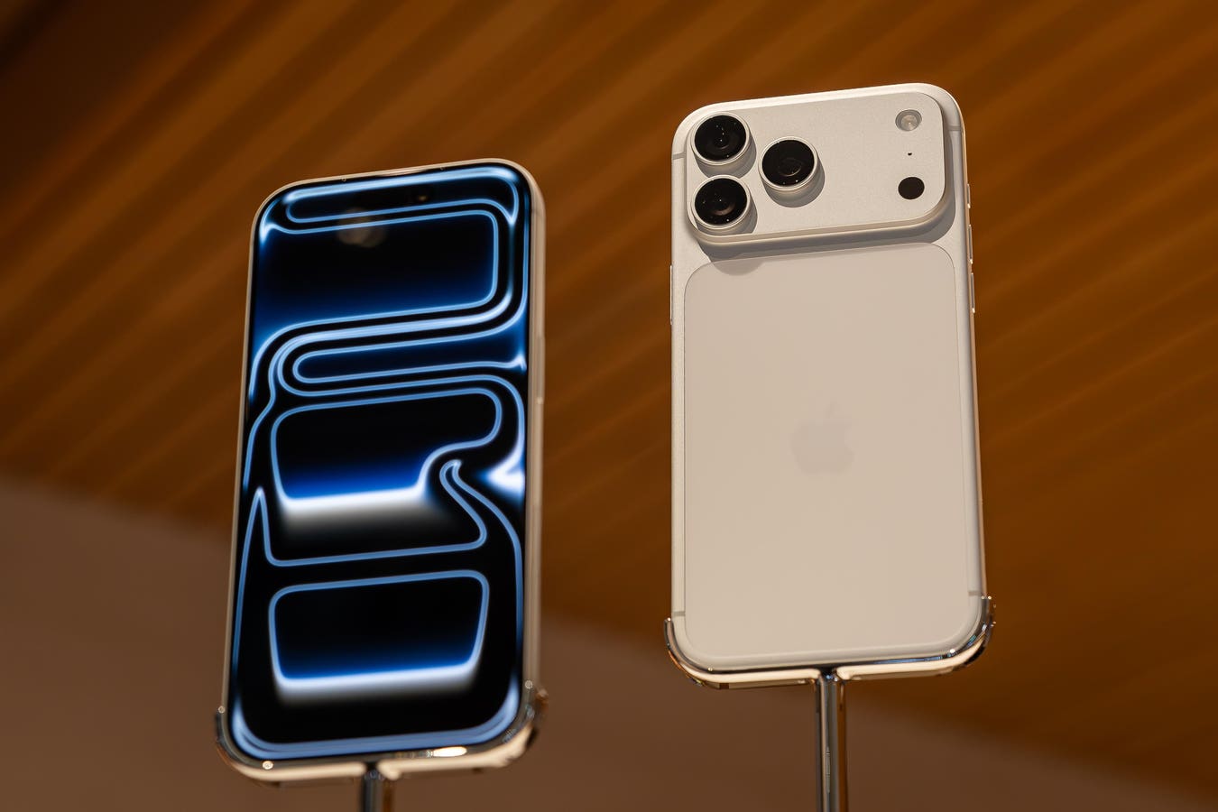 iPhone 18 Pro și Pro Max: Designul ecranului, o revoluție în așteptare Conform unor rapoarte recente, Apple pregătește o schimbare semnificativă în designul ecranului pentru modelele iPhone 18 Pro și iPhone 18 Pro Max, care ar putea revoluționa experiența utilizatorului