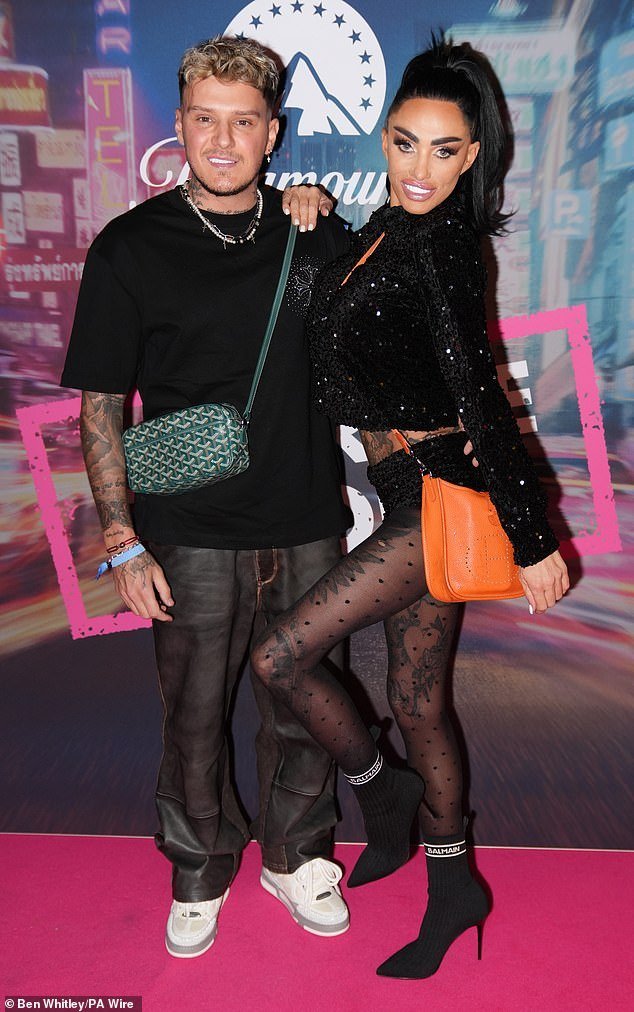 Katie Price și JJ Slater: Povestea unei iubiri ce s-a stins Katie Price, cunoscută pentru viața sa tumultoasă, a decis să pună capăt relației cu JJ Slater după aproape doi ani de iubire