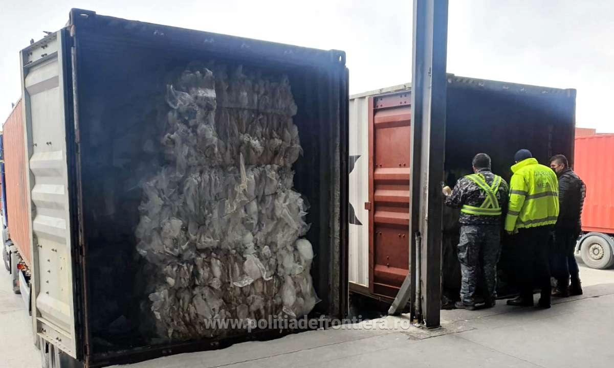 Polițiștii de frontieră din cadrul Gărzii de Coastă au depistat recent două containere care conțineau materiale susceptibile a fi deșeuri, provenite din Tunisia, și care urmau să fie importate în România
