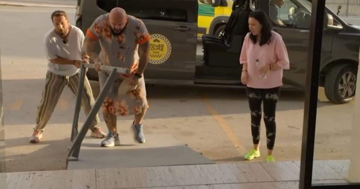 Durerea nașterii, trăită de băieții din Power Couple: Cătălin Zmărăndescu a rupt o balustradă sub presiunea durerii Băieții din cele nouă cupluri participante la Power Couple, sezonul 3, au fost supuși unei probe teribile aseară, intitulată „Au, mami!”