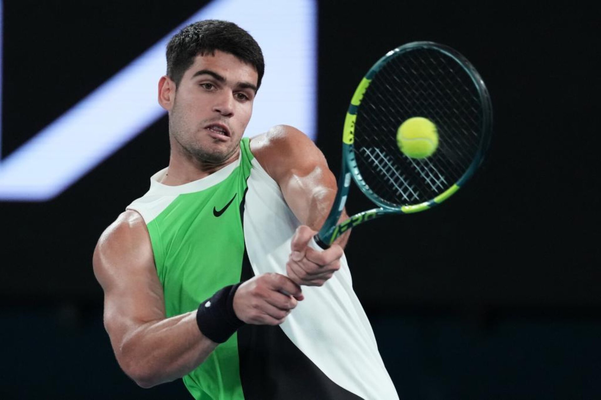 Carlos Alcaraz își continuă aventura la Open-ul din Australia Primul meci din cea de-a doua rundă a Open-ului Australian a adus pe terenul Rod Laver Arena o confruntare a titanelor