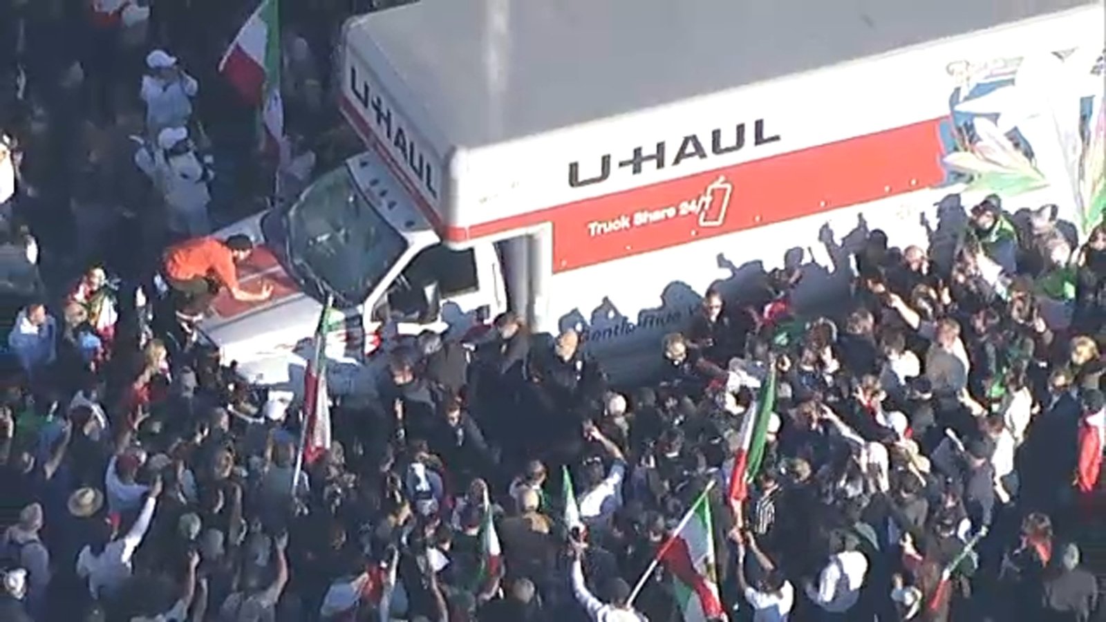 Protest anti-regim în Westwood: Un U-Haul lovește mulțimea!
