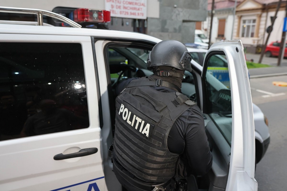 Tineri reținuți pentru trafic de droguri către minori