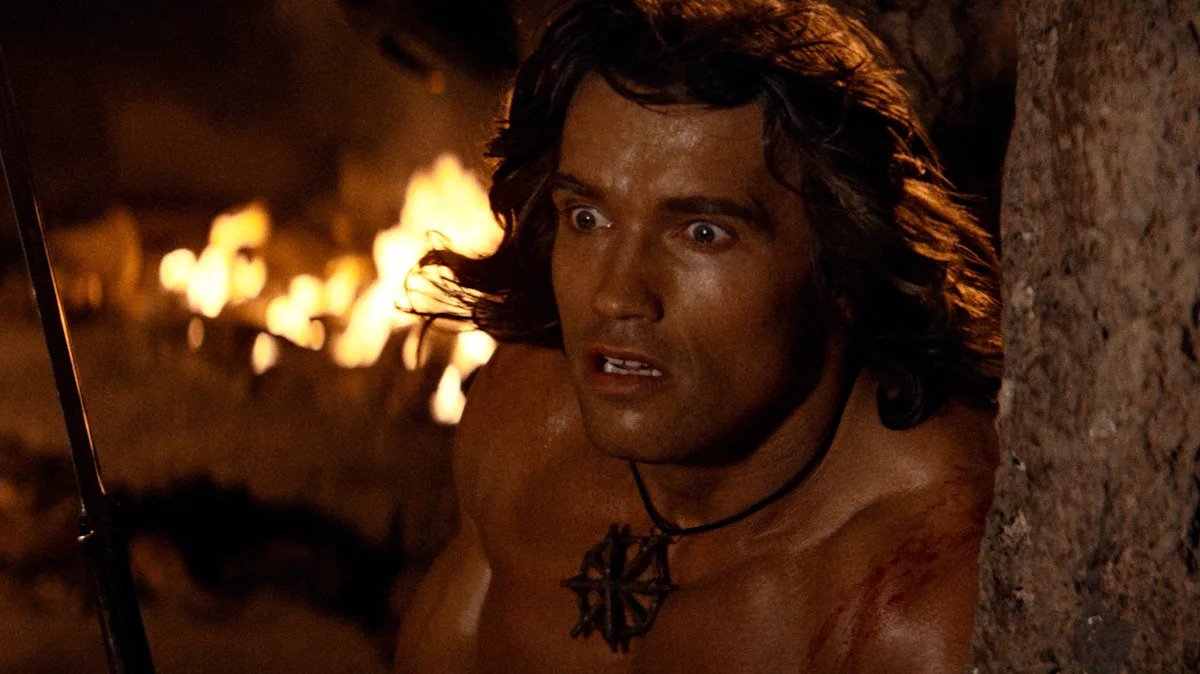 „Arnold Schwarzenegger, nevoit să muște dintr-un aliment disgustător în Conan”