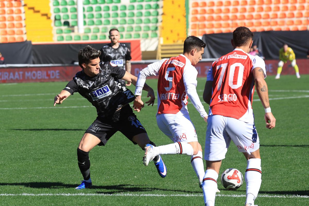 Alanyaspor și Fatih Karagumruk se află în evidenta Cupei Turciei Meciul dintre Alanyaspor și Fatih Karagumruk, desfășurat marți, 13 ianuarie 2026, într-o atmosferă încinsă pe stadionul Alanya Oba, a fost marcat de intensitate și de o dozare de tensiune în rândul fanilor