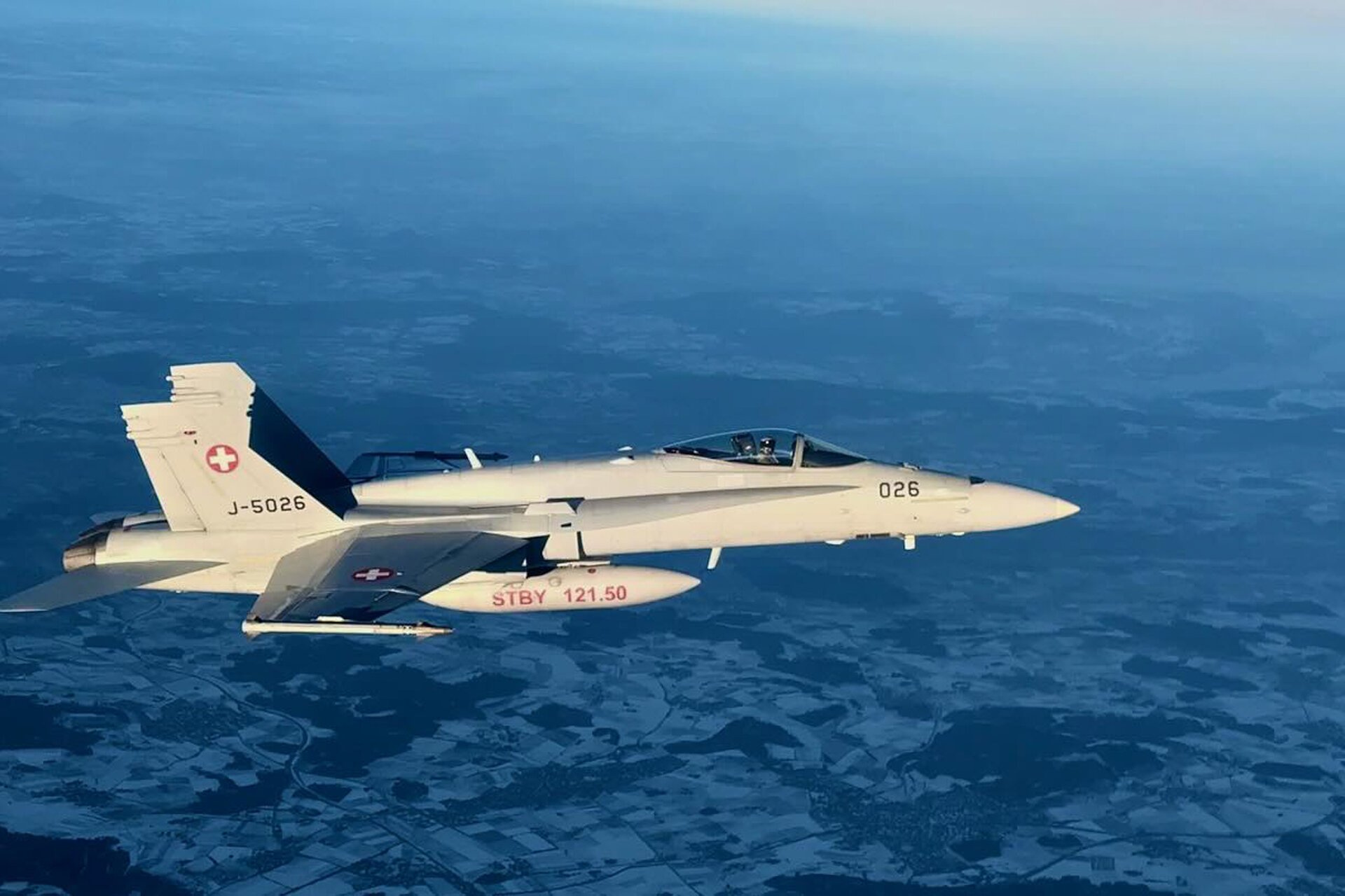Avionul lui Nicușor Dan a fost escortat de avioane F-18 în Elveția Pe 7 ianuarie 2026, avionul Spartan care îl transporta pe președintele României, Nicușor Dan, a fost escortat de două avioane de vânătoare F-18 ale Forțelor Aeriene Elvețiene, într-o operațiune standard