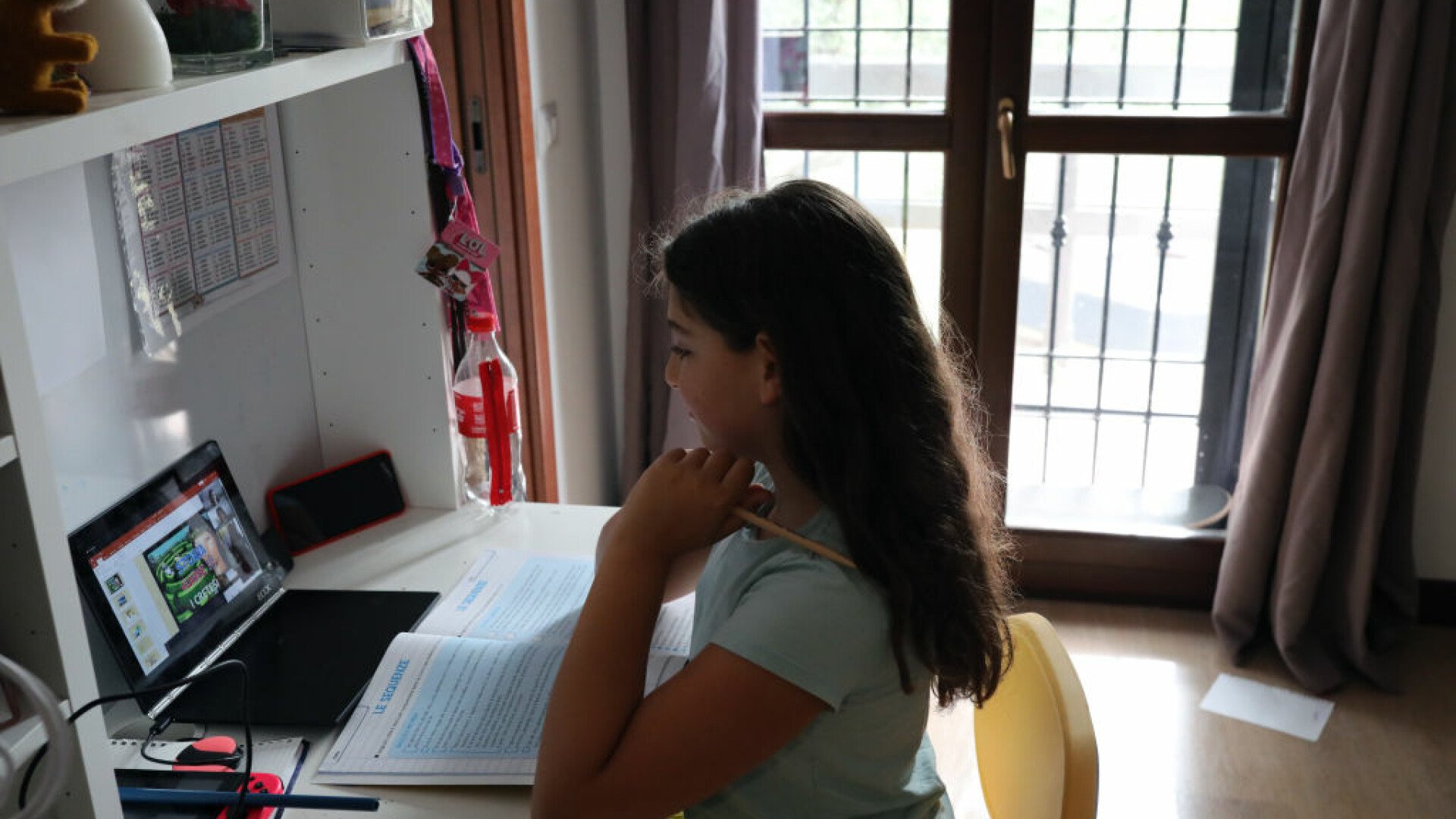 Cursuri online din cauza vremii nefavorabile în șase județe Ministerul Educației a anunțat astăzi că, din cauza condițiilor meteorologice nefavorabile, cursurile se vor desfășura online în șase unități de învățământ din județele Argeș, Arad, Dolj, Gorj, Olt și Timiș