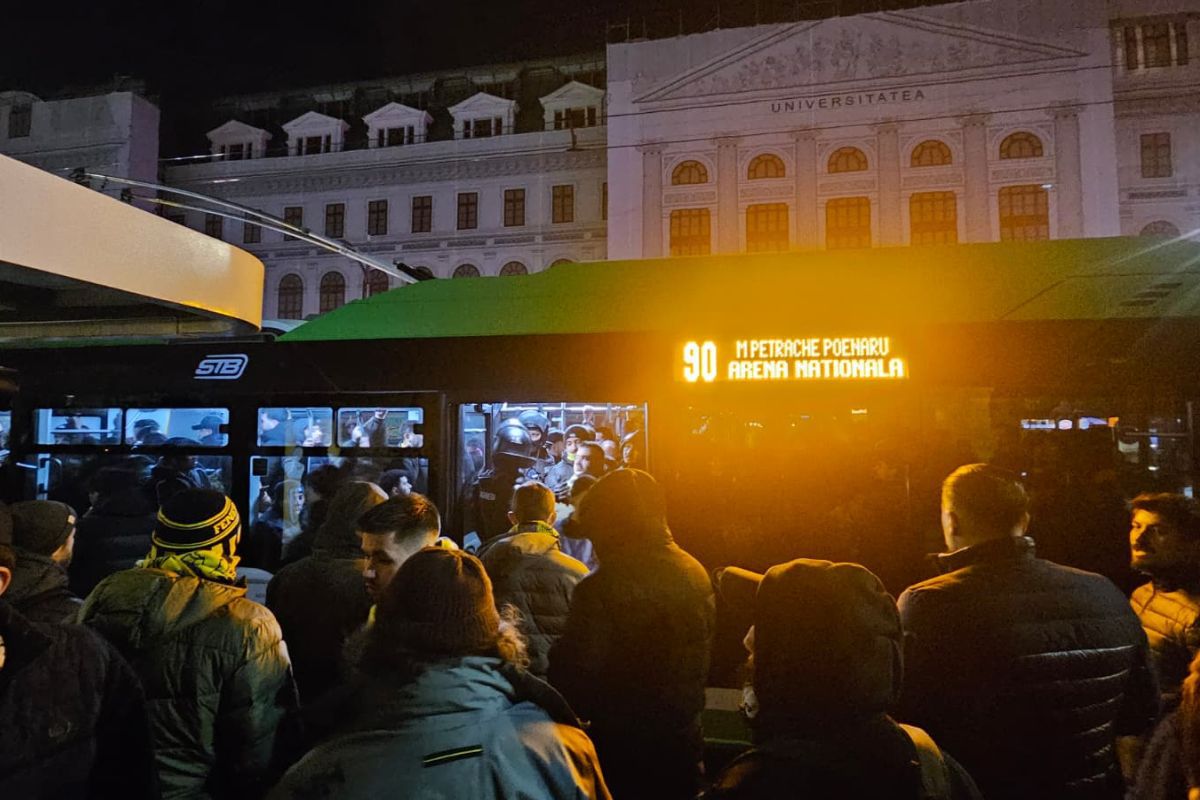 Fanii lui Fenerbahce, la București: Sute de suporteri transformă Centrul Vechi într-o sărbătoare turcească Înainte de ora 17:00, câteva sute de suporteri ai echipei turcești Fenerbahce au invadat Centrul Vechi al Bucureștiului, unde au petrecut ore în șir pe terase, sub ochii vigilenți ai jandarmilor