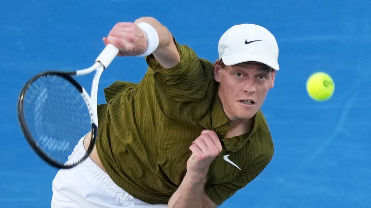 Jannik Sinner avansează cu forță în competiția Australian Open, demonstrându-și abilitățile remarcabile în meciul din optimi, în care a învins-o pe compatriota sa, Luciano Darderi, cu scorul concludent de 6-1, 6-3, 7-6 (2)