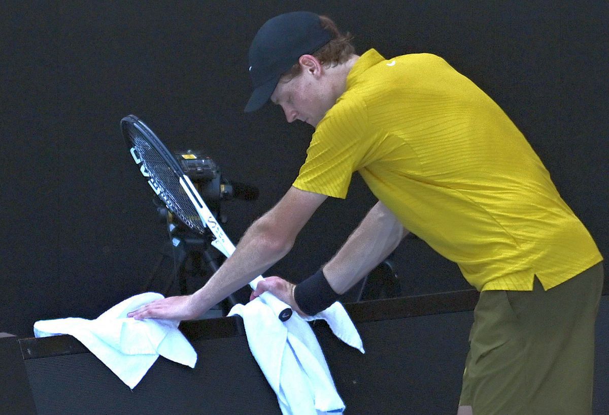 Jannik Sinner a supraviețuit unei nopți infernale la Australian Open Jannik Sinner a reușit să își continue parcursul la Australian Open, în ciuda unui meci dramatic și epuizant, în care avut de înfruntat nu doar un adversar dificil, ci și propriile limite fizice