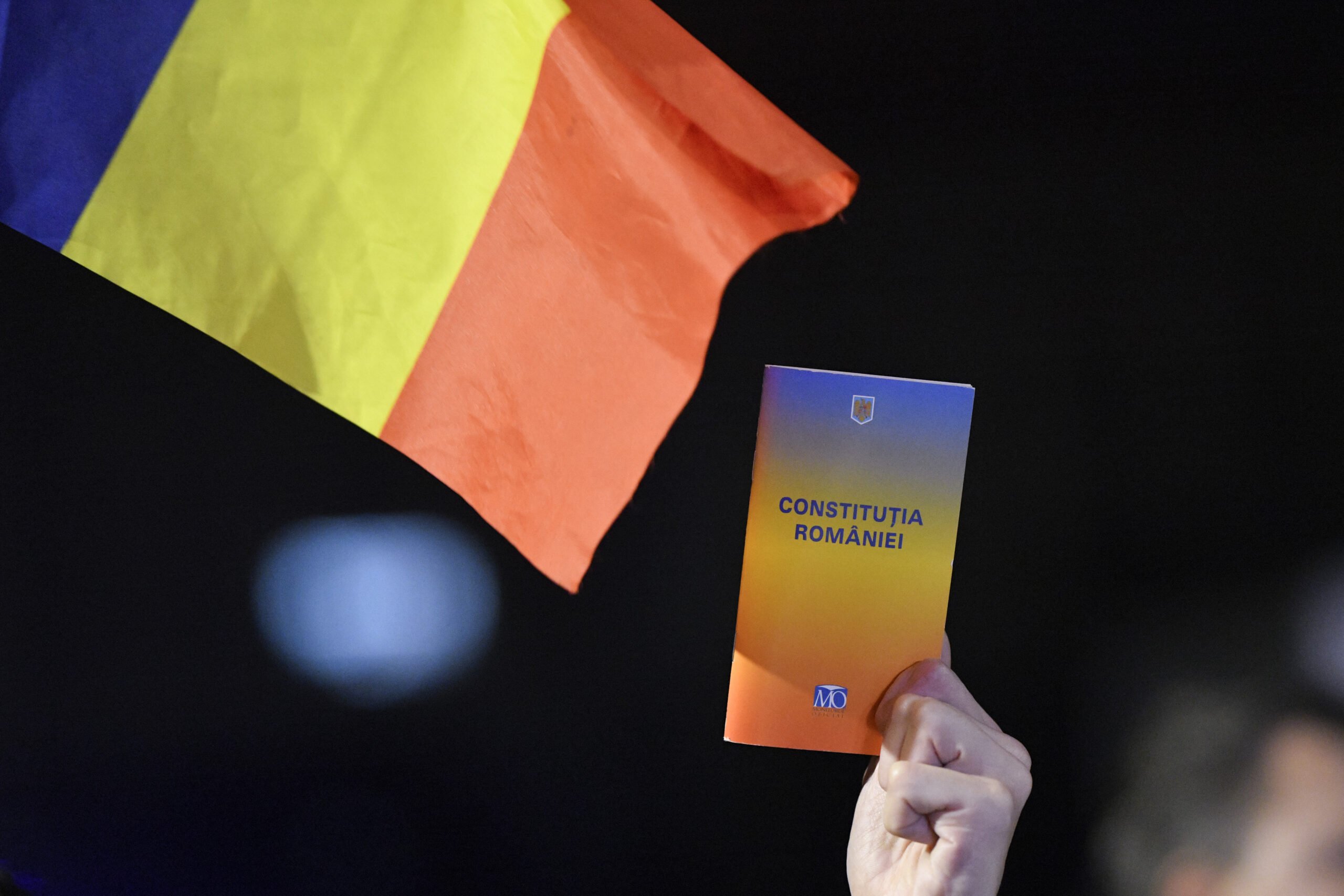 Amânare strategică la Curtea de Apel București Curtea de Apel București a anunțat amânarea deciziei în cazul contestării numirii judecătorilor Curții Constituționale, Mihai Busuioc și Dacian Dragoș, în aceeași zi în care Curtea Constituțională (CCR) urmează să se pronunțe asupra noilor reglementări ce vizează pensiile magistraților