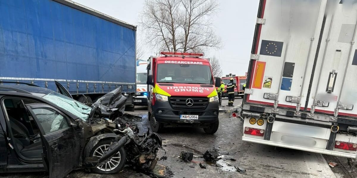 O persoană a rămas încarcerată, pompierii intervin la fața locului