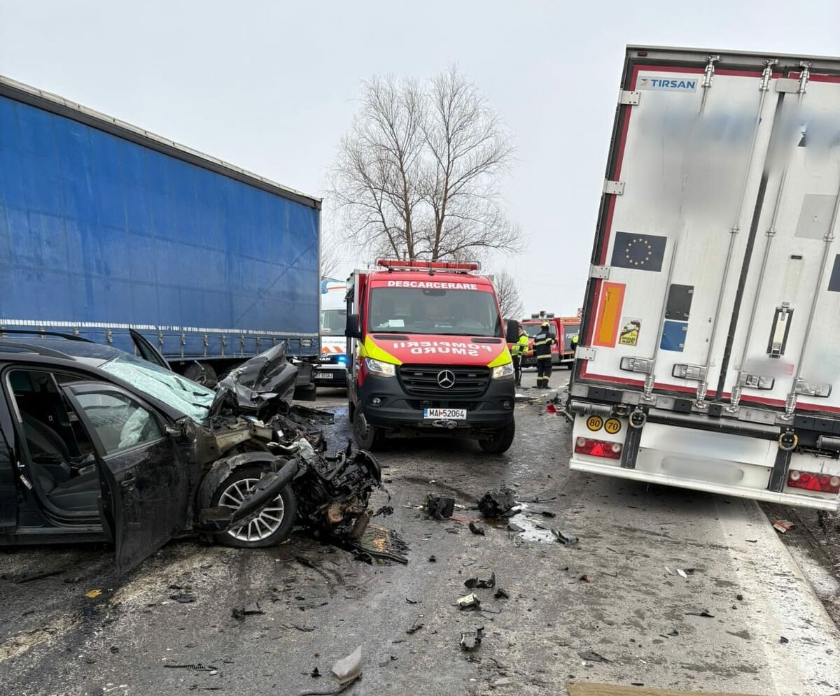 Accident rutier grav în Dărmănești: Doi răniți, trafic blocat pe DN2 Un accident rutier s-a produs luni în localitatea Dărmănești, județul Suceava, implicând două autotrenuri, un microbuz de transport marfă și un autoturism