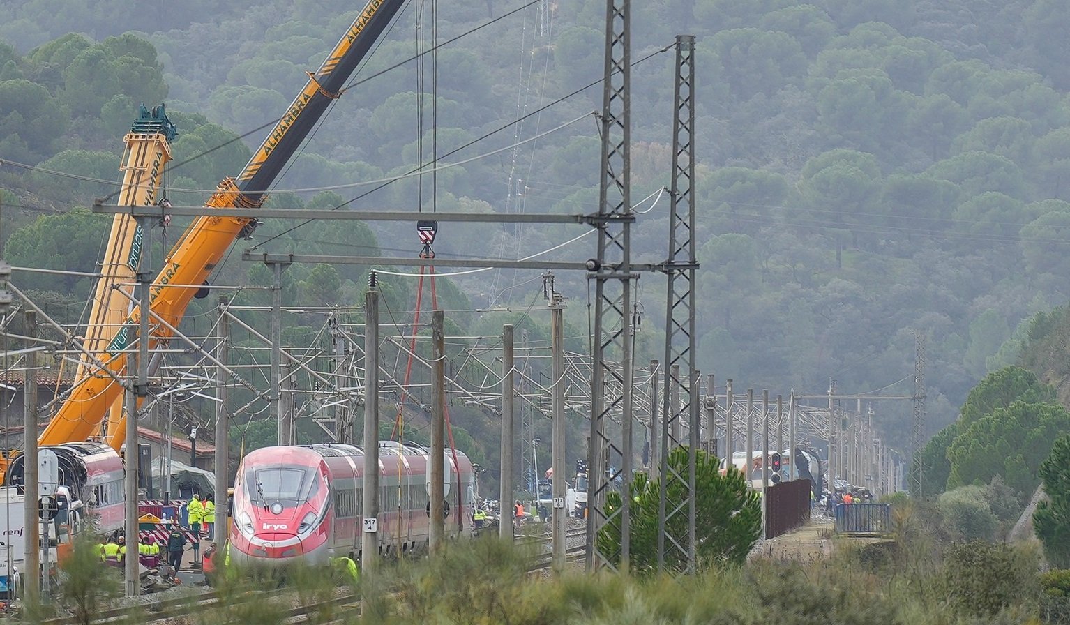 Spania, zguduită de tragedii feroviare: 46 de morți și o grevă a mecanicilor de tren Cel mai mare sindicat al mecanicilor de tren din Spania a convocat o grevă națională de trei zile pentru a cere măsuri care să garanteze siguranța lucrătorilor feroviari și a pasagerilor, după ce două accidente mortale au provocat moartea a cel puțin 46 de persoane, inclusiv a doi mecanici, în această săptămână