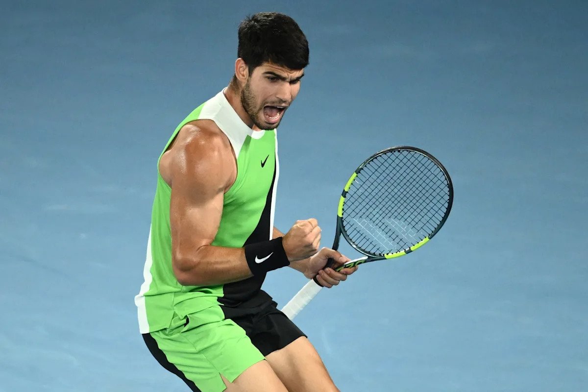 Carlos Alcaraz se pregătește pentru semifinalele Openului Australian MELBOURNE – Tenismanul spaniol Carlos Alcaraz, numărul unu mondial, și-a asigurat locul în semifinalele Openului Australian, după o victorie convingătoare împotriva australianului Alex de Miñaur, al șaselea favorit al turneului