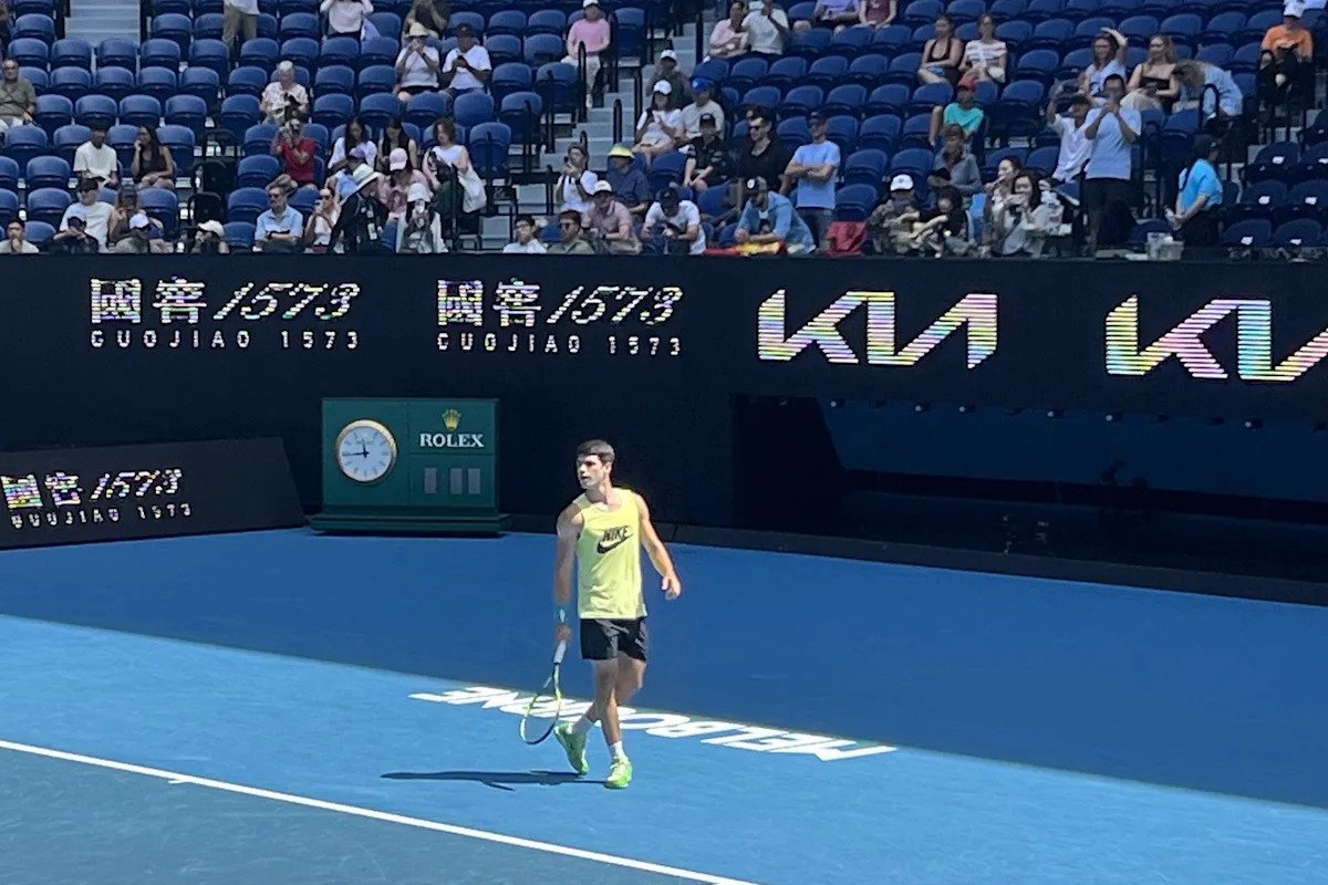 Alcaraz, pregătit pentru semifinala cu Zverev la Australian Open MELBOURNE – Tenismenul spaniol Carlos Alcaraz s-a antrenat vineri dimineață la Rod Laver Arena, pregătindu-se intens pentru meciul din semifinalele Australian Open împotriva germanului Alexander Zverev, numărul trei mondial