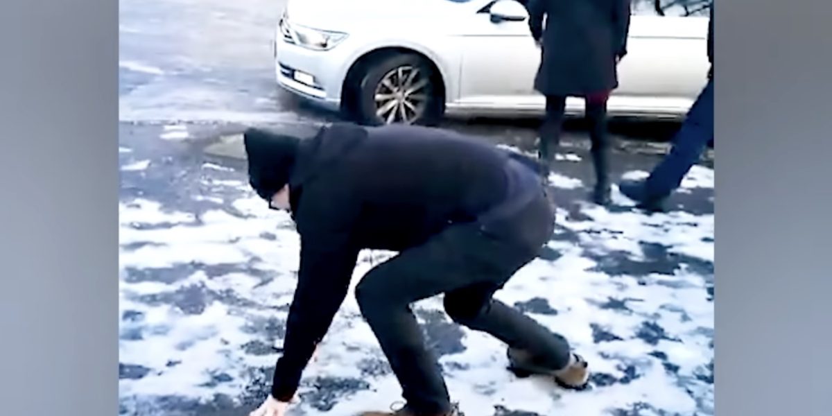 Alunecat-pe-gheata-gheata-cazut-pe-gheata.jpg - NewsFactor