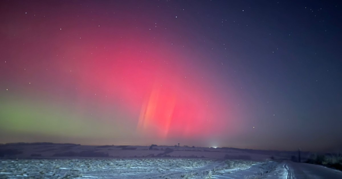 Aurora boreală încântă privirile românilor: un spectacol rar pe cer Luni seară, 19 ianuarie, cerul României s-a umplut de o magie rar întâlnită, aurora boreală strălucind în diverse colțuri ale țării