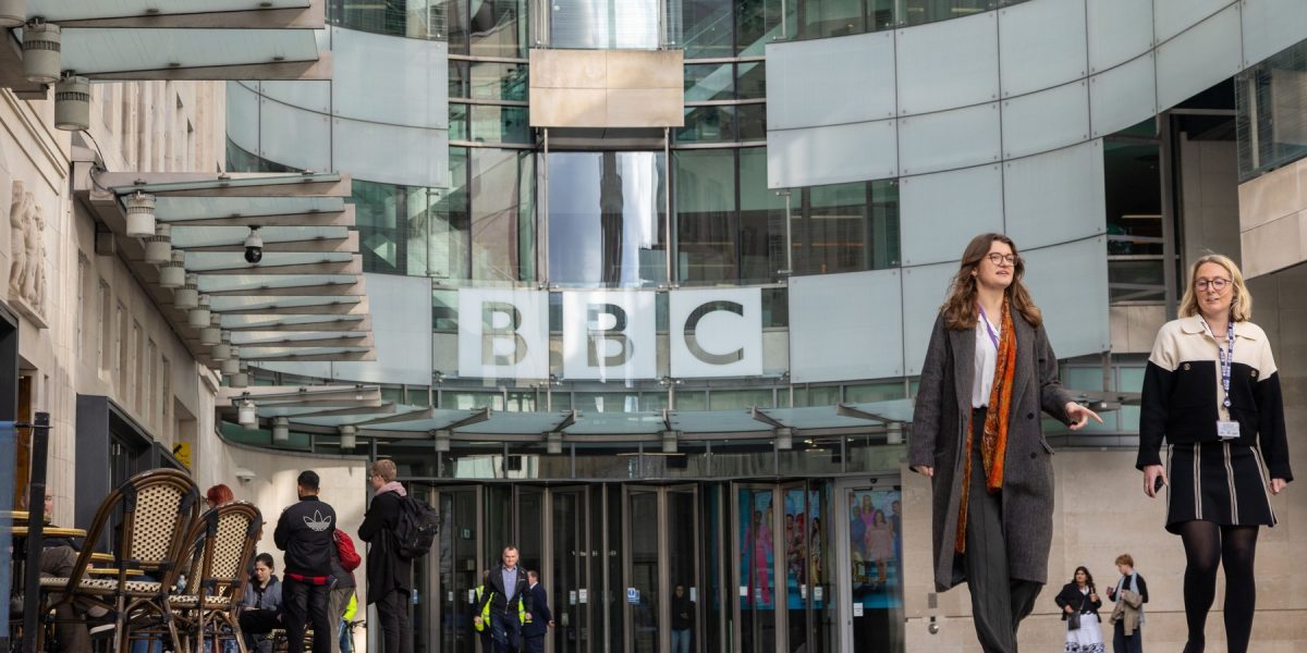 BBC a plătit despăgubiri de zeci de mii de dolari după ce a filmat fără permisiune în casa unei familii atacate de Hamas