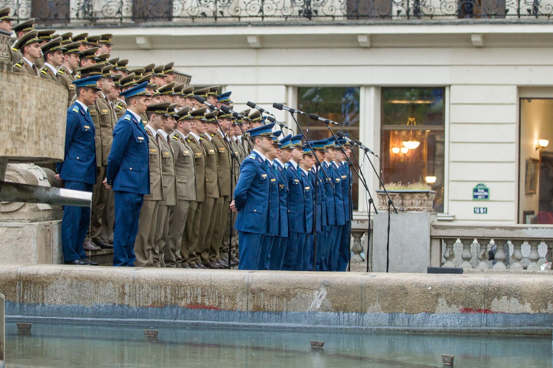 Guvernul Bolojan a discutat joi, în primă lectură, un proiect de lege controversat care prevede tăierea cu 85% a pensiilor de serviciu și militare pentru angajații bugetari care aleg să rămână în activitate