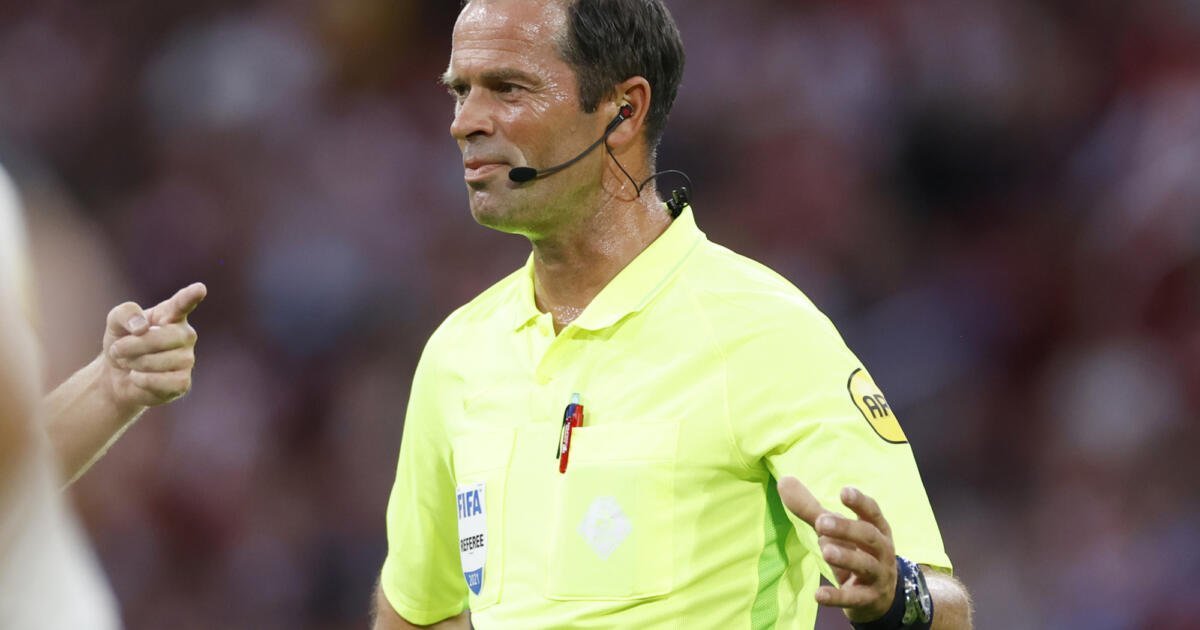 Meciul tensionat dintre Ajax și AZ, marcat de o decizie controversată Ajax a început cu stângul confruntarea din sferturile de finală ale Cupei Olandei, pierzând în fața celor de la AZ chiar din primele două minute ale meciului