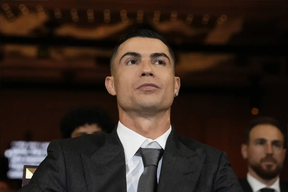Cristiano Ronaldo, în căutarea intimității după cariera strălucitoare din Arabia Saudită Cristiano Ronaldo, legenda fotbalului mondial, continuă să uimească prin performanțele sale remarcabile în Arabia Saudită