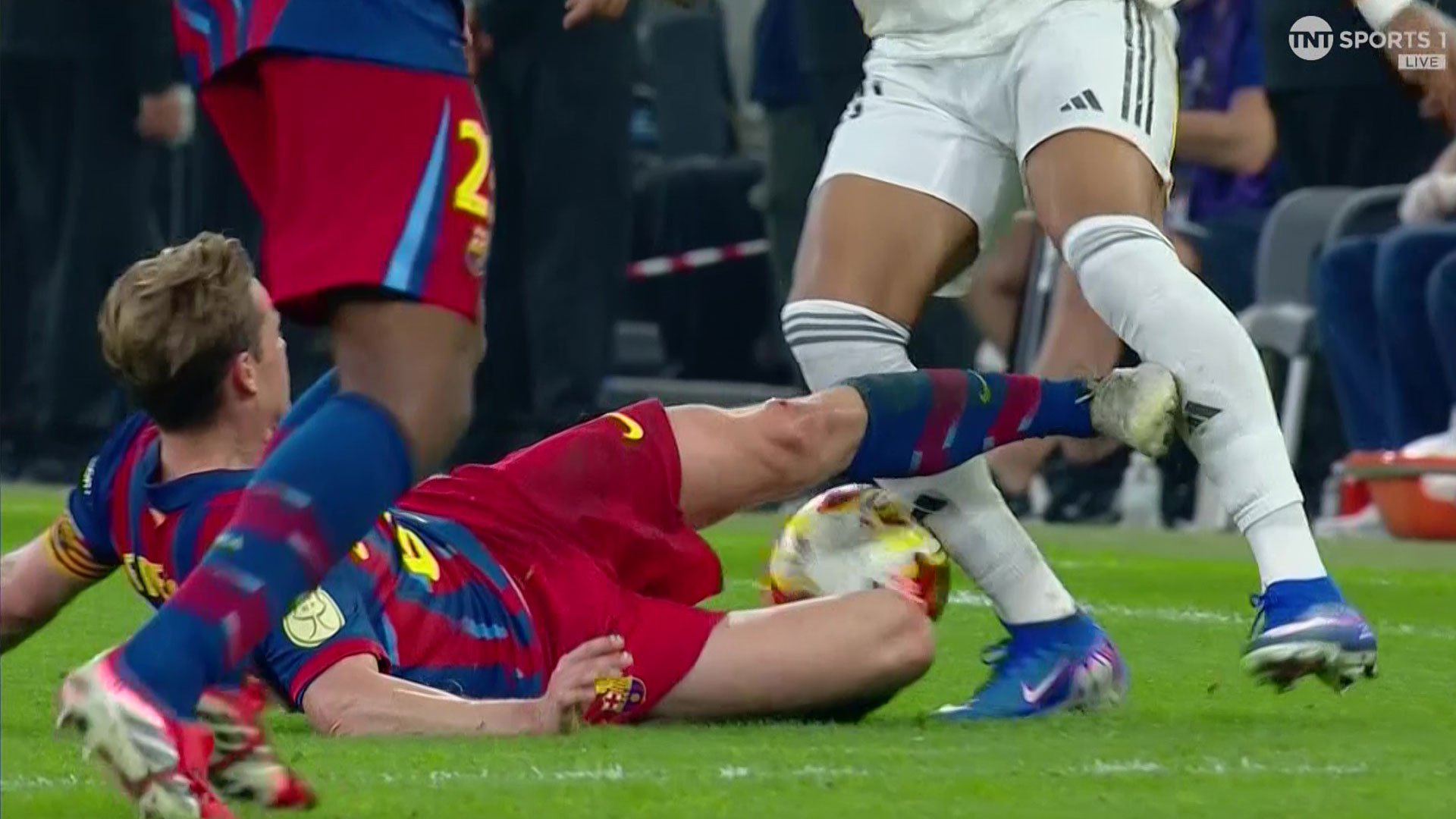 De Jong, suspendat pentru un moment de nebunie Frenkie de Jong a primit o cartonaș roșu neașteptat în finala Supercupei Spaniole, după un tackle brutal asupra starului lui Paris Saint-Germain, Kylian Mbappé