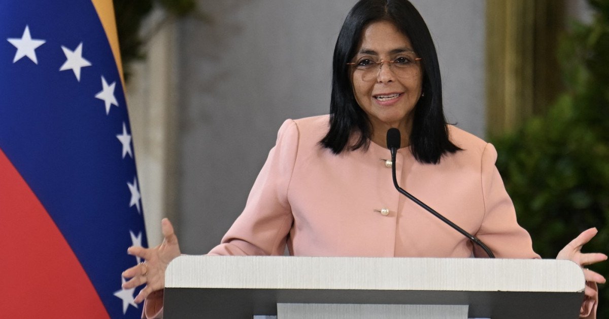 Delcy Rodriguez devine președinte interimar al Venezuelei în absența lui Maduro Vicepreședintele Delcy Rodriguez a fost învestită luni ca președinte interimar al Venezuelei, într-un context incert generat de dispariția lui Nicolás Maduro din arena politică, la scurt timp după ce acesta s-a prezentat în fața unui tribunal din New York, fiind acuzat de trafic de droguri