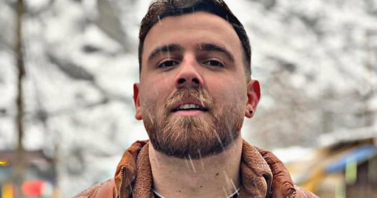 Mesaj de solidaritate al lui Dominic Fritz pentru protestatarii iranieni Preşedintele USR și primarul Timișoarei, Dominic Fritz, a transmis un mesaj puternic de susținere pentru iranienii care protestează împotriva regimului de la Teheran, marți, în contextul execuției iminente a tânărului Erfan Soltani, condamnat la moarte pentru simpla faptă de a cere libertate