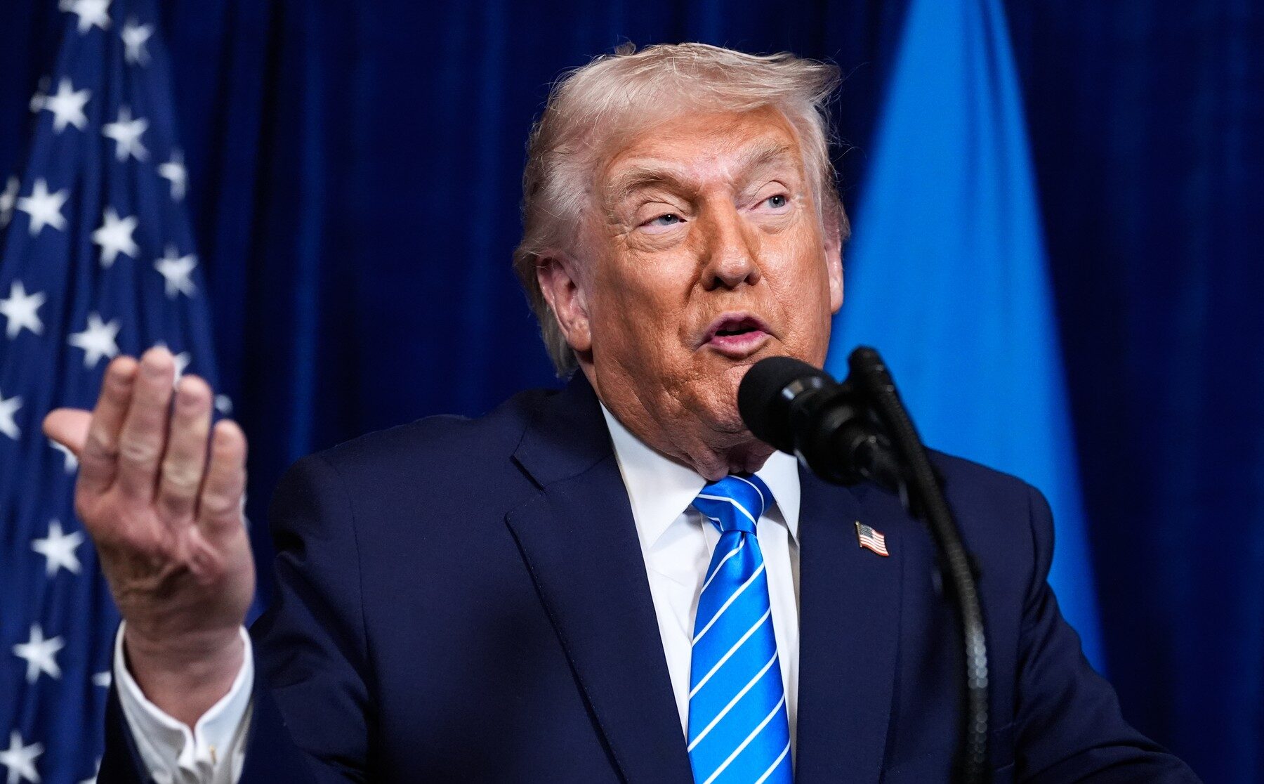 Trump pune securitatea nucleară înaintea prețului petrolului Fostul președinte american Donald Trump a subliniat, joi, că oprirea Iranului de a dezvolta arme nucleare este o prioritate mai mare decât îngrijorările legate de creșterea prețurilor petrolului
