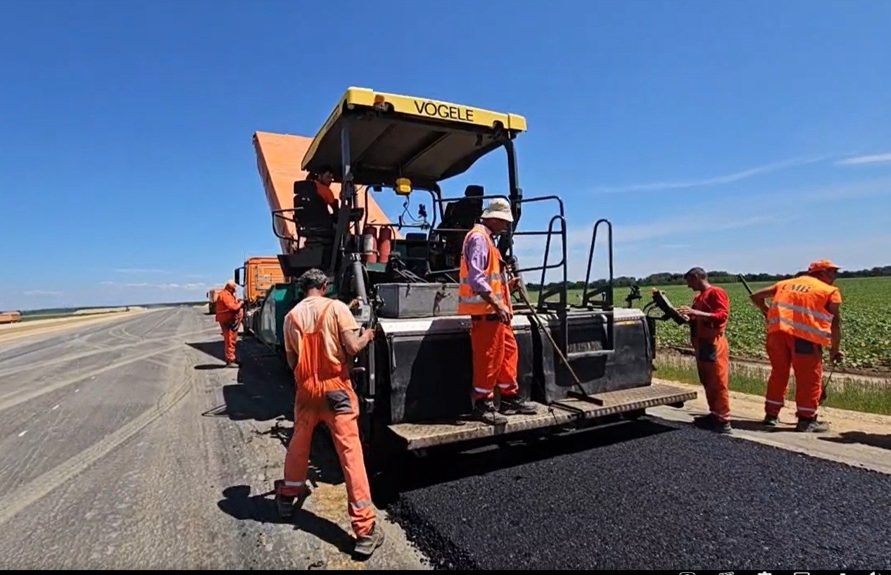 Trei companii de pe piața lucrărilor de întreținere a drumurilor au fost sancționate de Consiliul Concurenței cu amenzi totale de 8,29 milioane de lei pentru trucarea unor licitații organizate de Compania Națională de Administrare a Infrastructurii Rutiere (CNAIR) prin DRDP Constanța