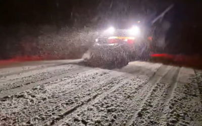 Un drum județean blocat și mai multe autoturisme înzăpezite