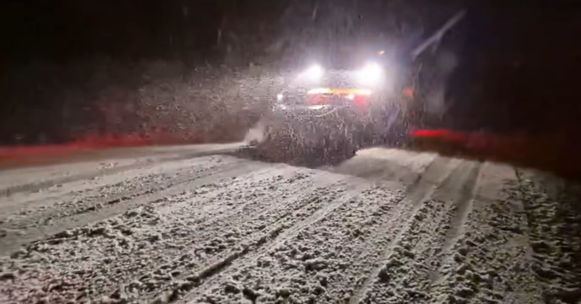 Drum județean blocat, autoturisme înzăpezite – alerta iernii!