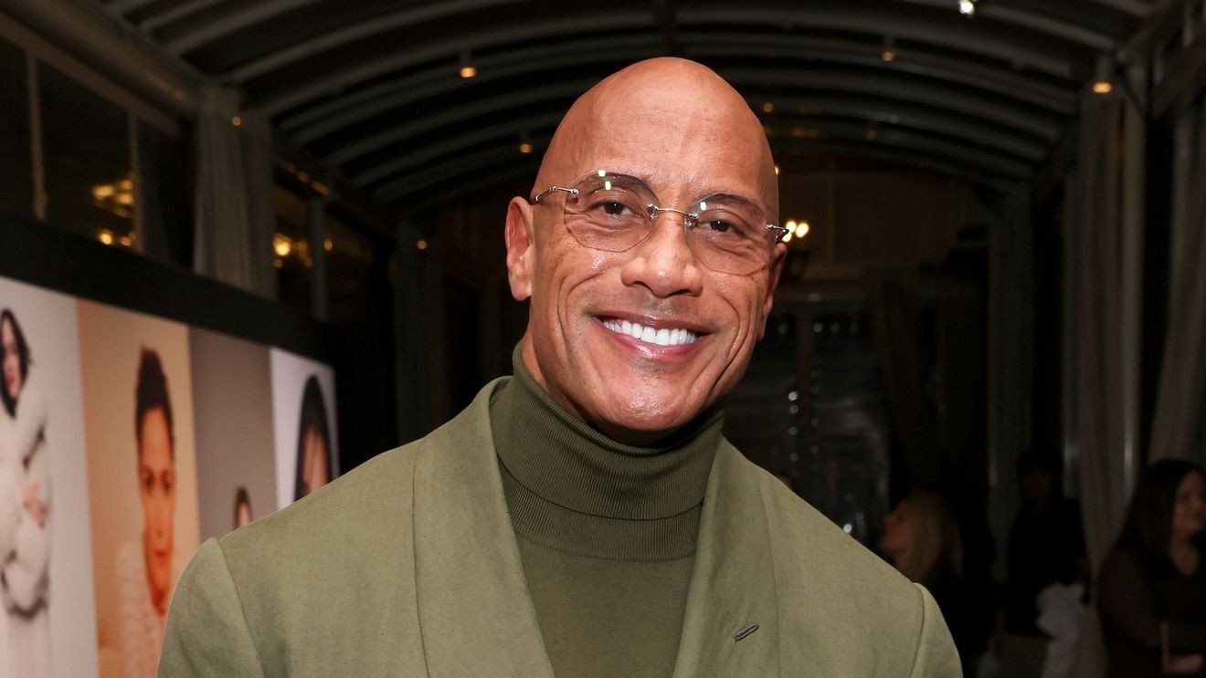 Dwayne Johnson vorbește despre prima sa iubire cinematografică Dwayne Johnson, cunoscut drept „The Rock”, a stârnit reacții amuzante și surprinse când a dezvăluit că prima sa iubire cinematografică nu este o actriță, ci legenda comică Gene Wilder